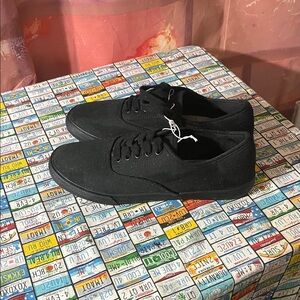 Amazon Essentials Black Canvas Sneakers – Women’s Size 8.5